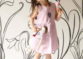 Letnia sukienka z haftem