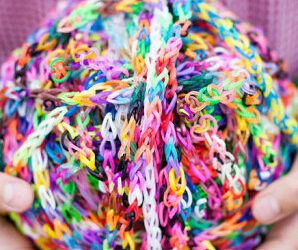 Gumki i zawieszki do bransoletek – działania