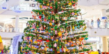 6 000 DZIECI DEKOROWAŁO CHOINKĘ Z KLOCKÓW LEGO®!