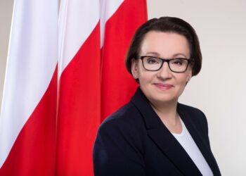 MEN do końca maja ma podjąć decyzję ws. rządowego podręcznika. Wydawcy edukacyjni liczą na większą decyzyjność nauczycieli i rodziców