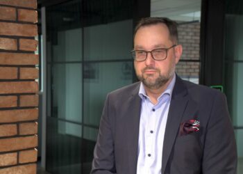 Firmy chętnie badają doświadczenia konsumentów dotyczące produktów lub usług. Lekceważą jednak ich negatywne opinie