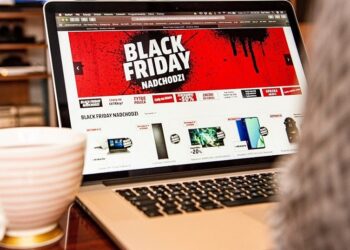 Konsumenci zmieniają zachowanie w Black Friday. Sklepy z RTV i AGD mocno straciły na odwiedzalności