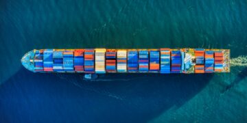 Uniwersalny, z wkładem izolacyjnym, a może lepiej chłodniczy? – Hillebrand radzi jaki typ kontenera wybrać do transportu wina, napojów czy soków